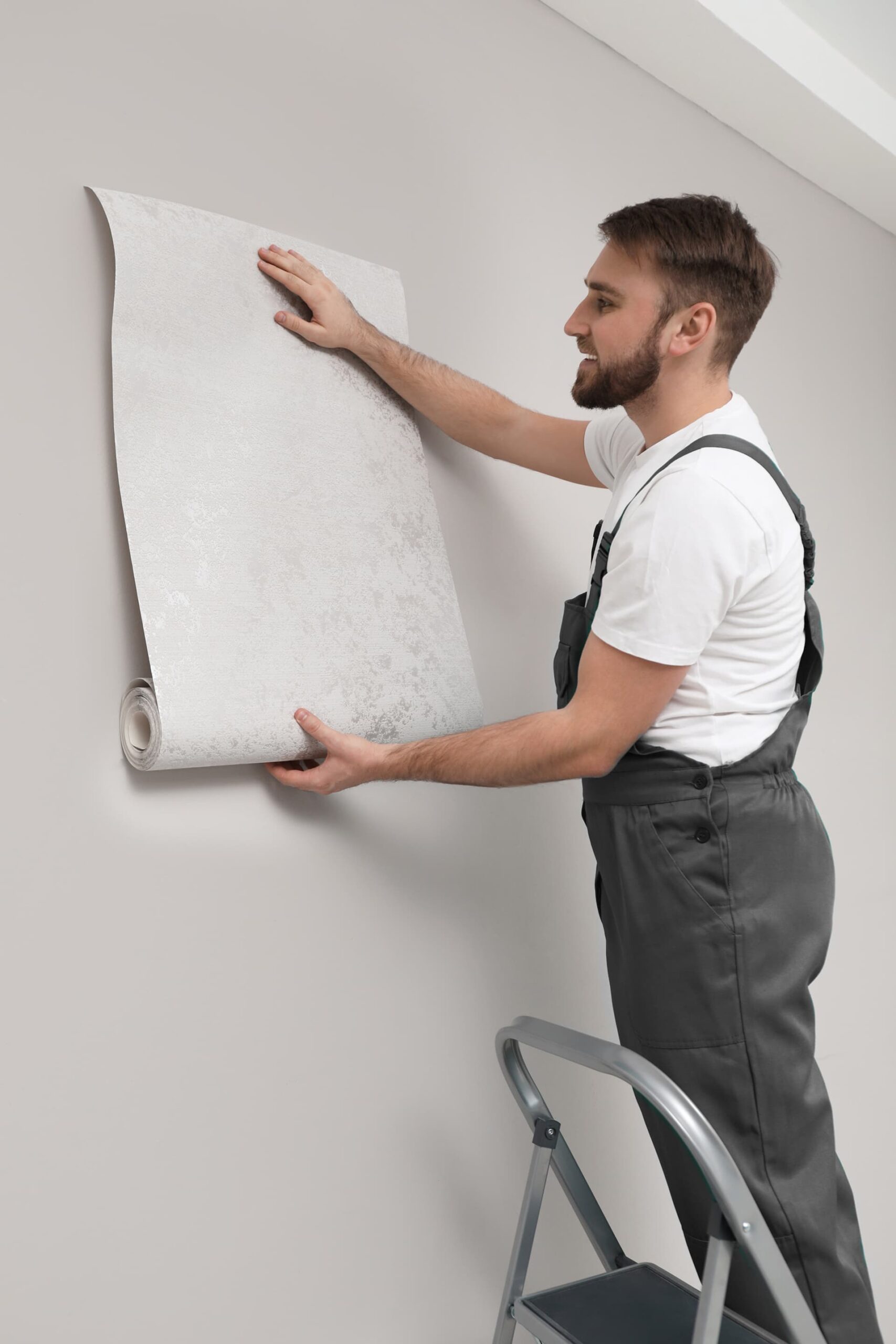 Pose de revêtements muraux par un professionnel.