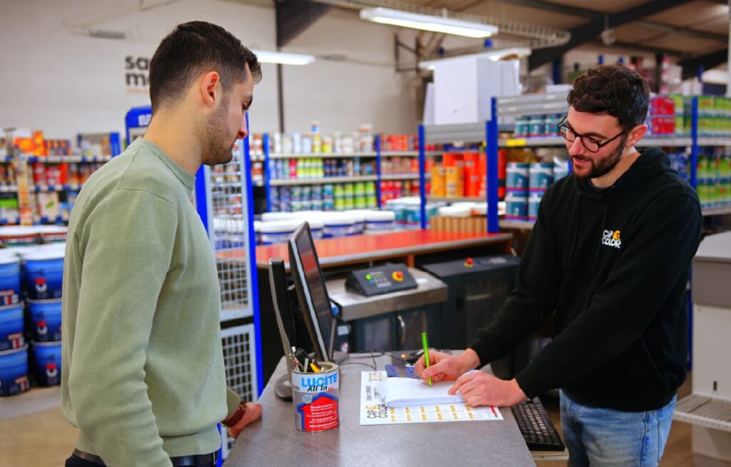 Nos services : un conseiller Cap Color à Grenoble avec un particulier pour choix de produits.