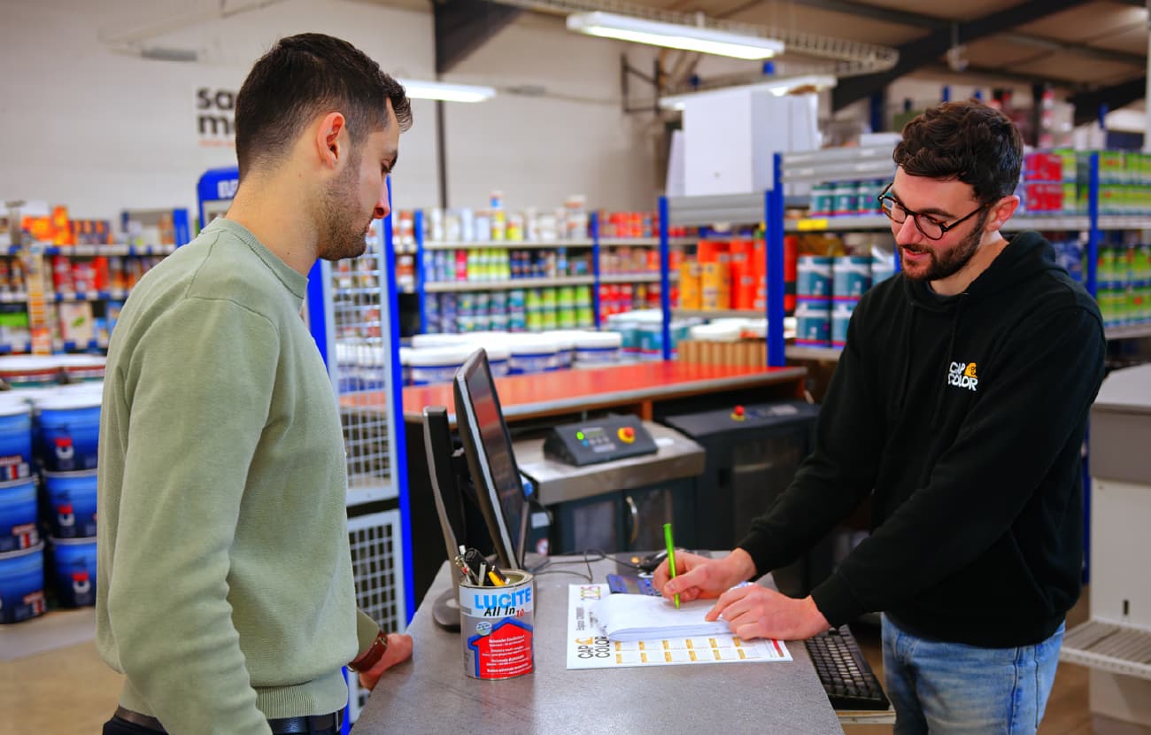 Nos services : un conseiller Cap Color à Grenoble avec un particulier pour choix de produits.