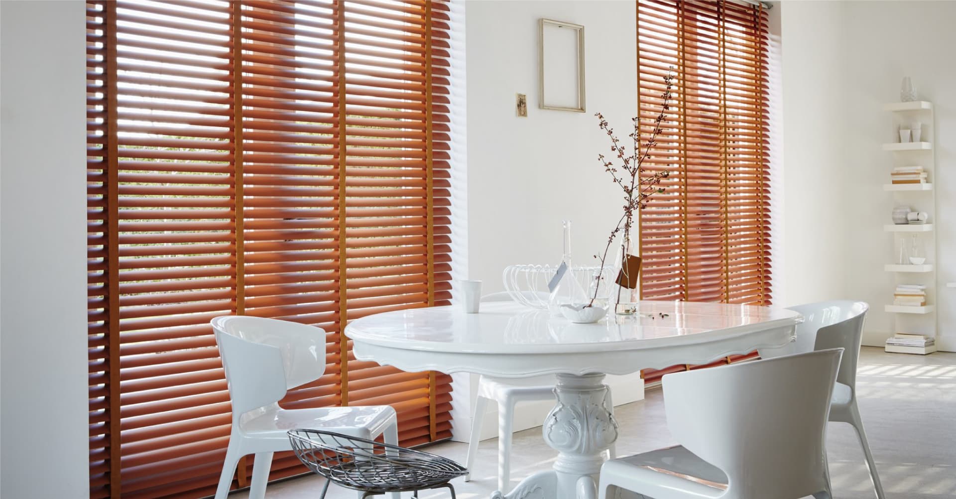 Dans ce salon des stores intérieurs déco sur des baies vitrées protégeant du vis-à-vis et du soleil.