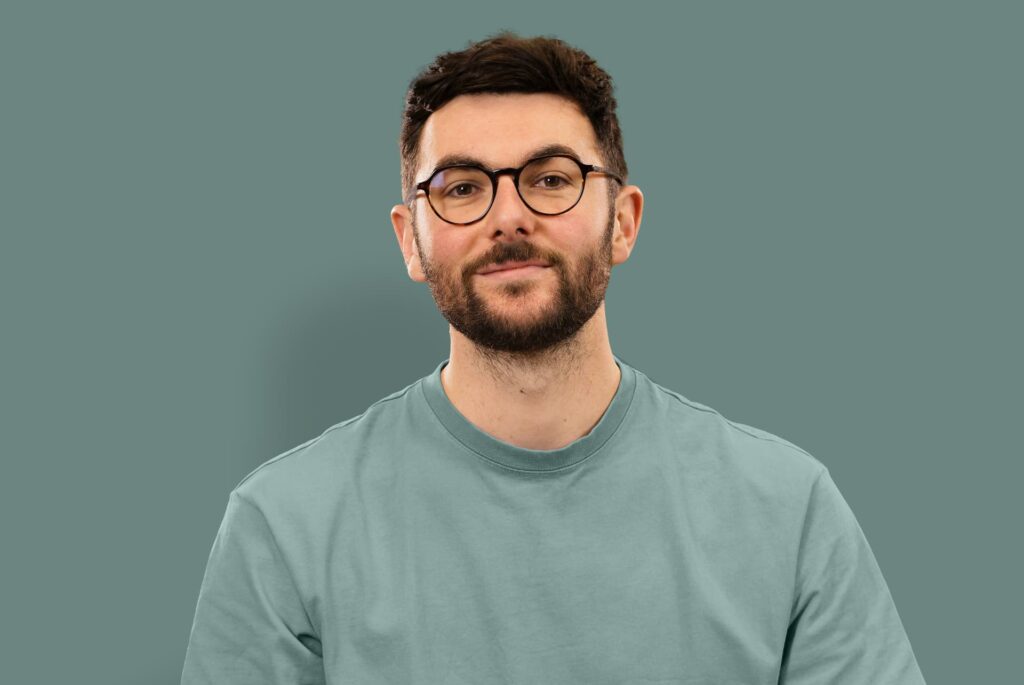 Portrait de Kilian, conseiller en peinture et revêtements chez Cap Color à Saint-Égrève.