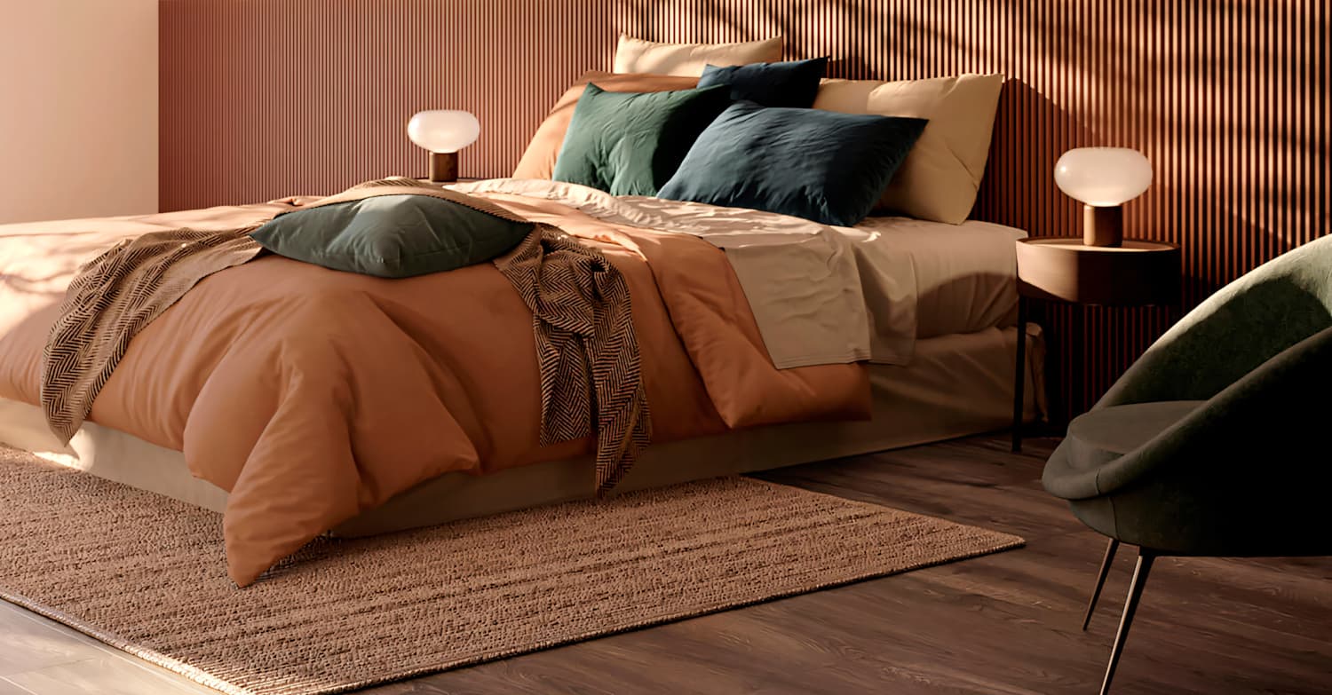 Une chambre avec un parquet en bois.