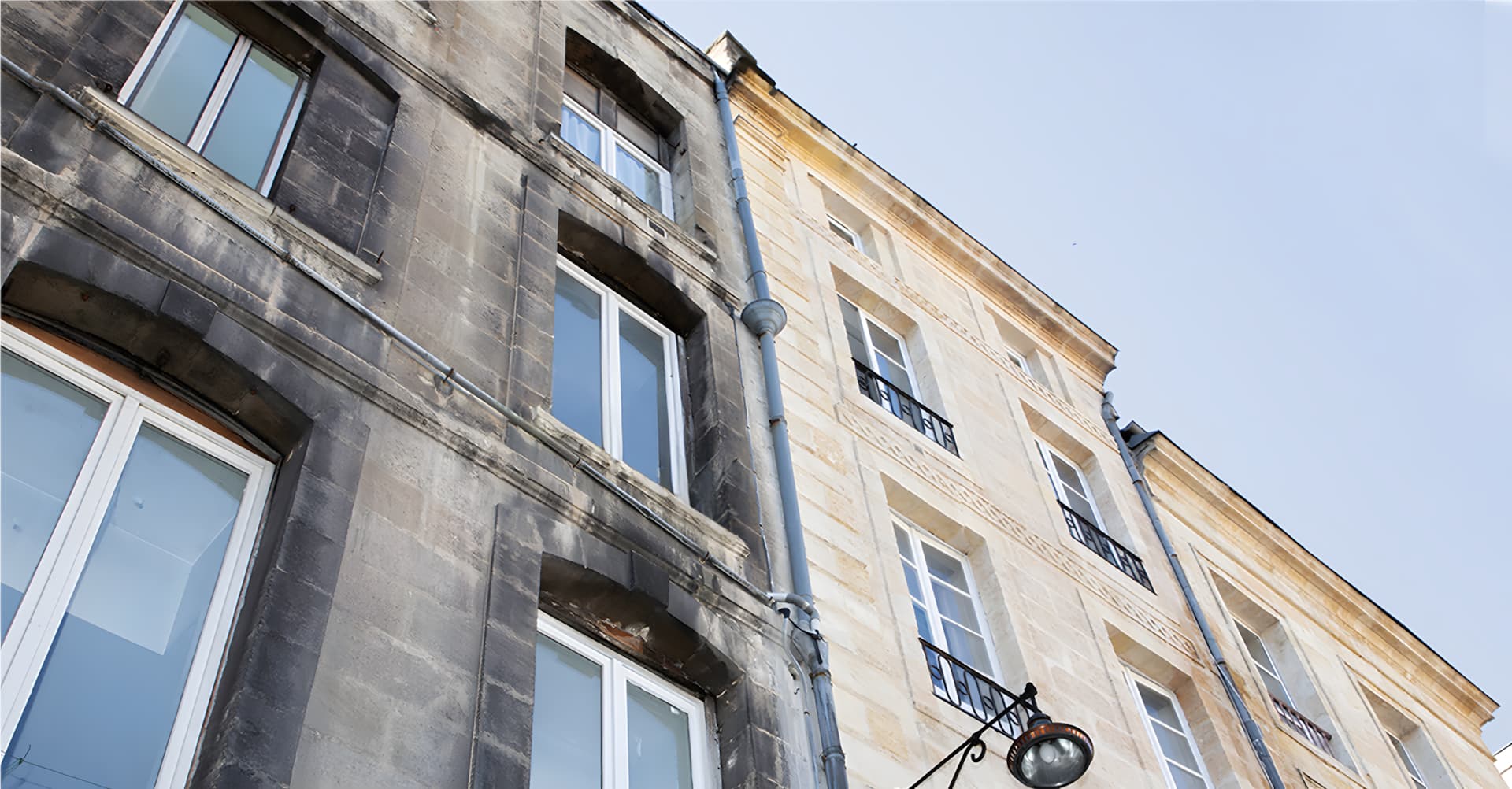 Façades avant/après après leur nettoyage avec application de peintures extérieures.