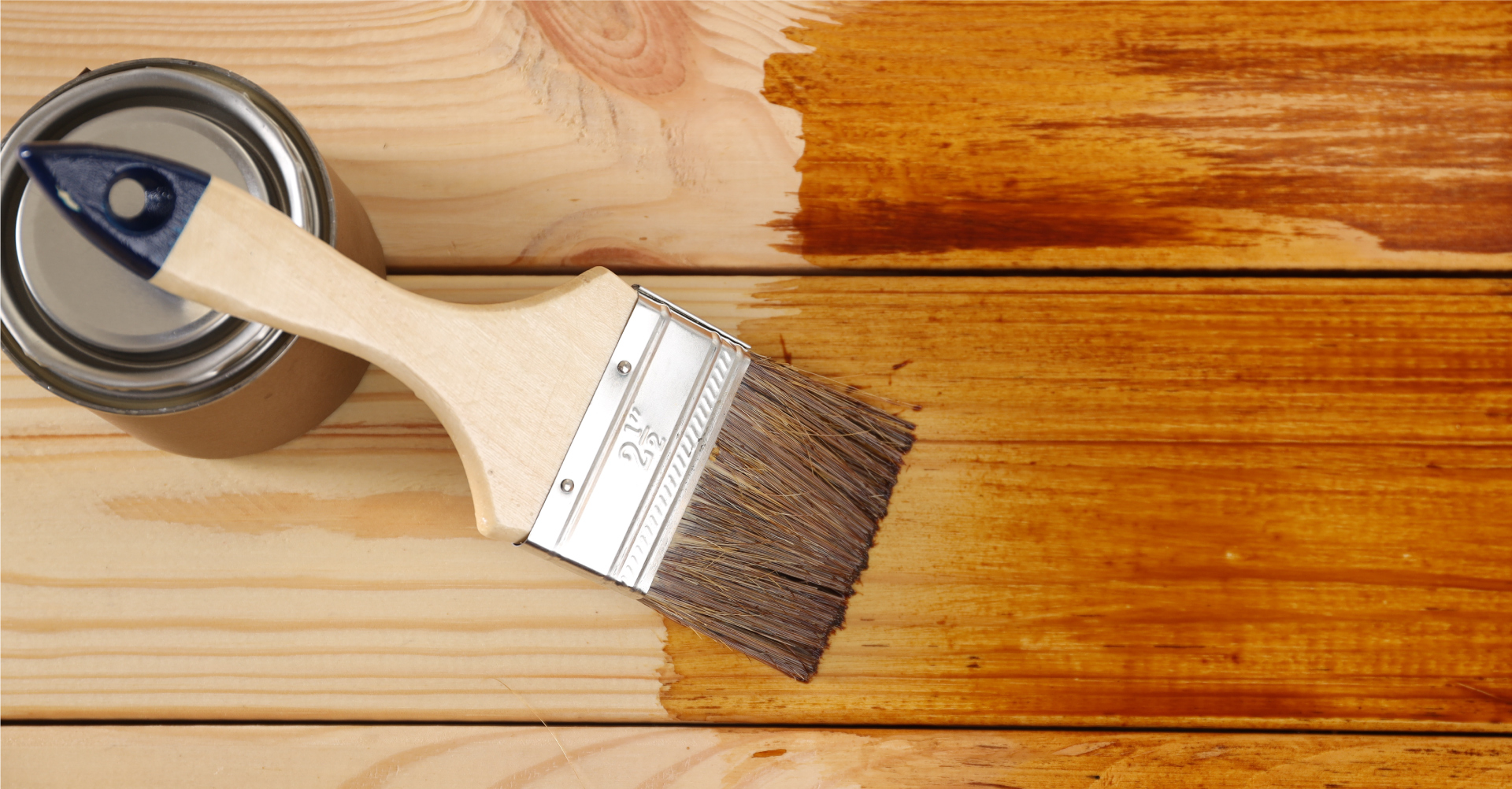 Les lasures sont des peintures techniques, qui s'appliquent sur une terrasse en bois.