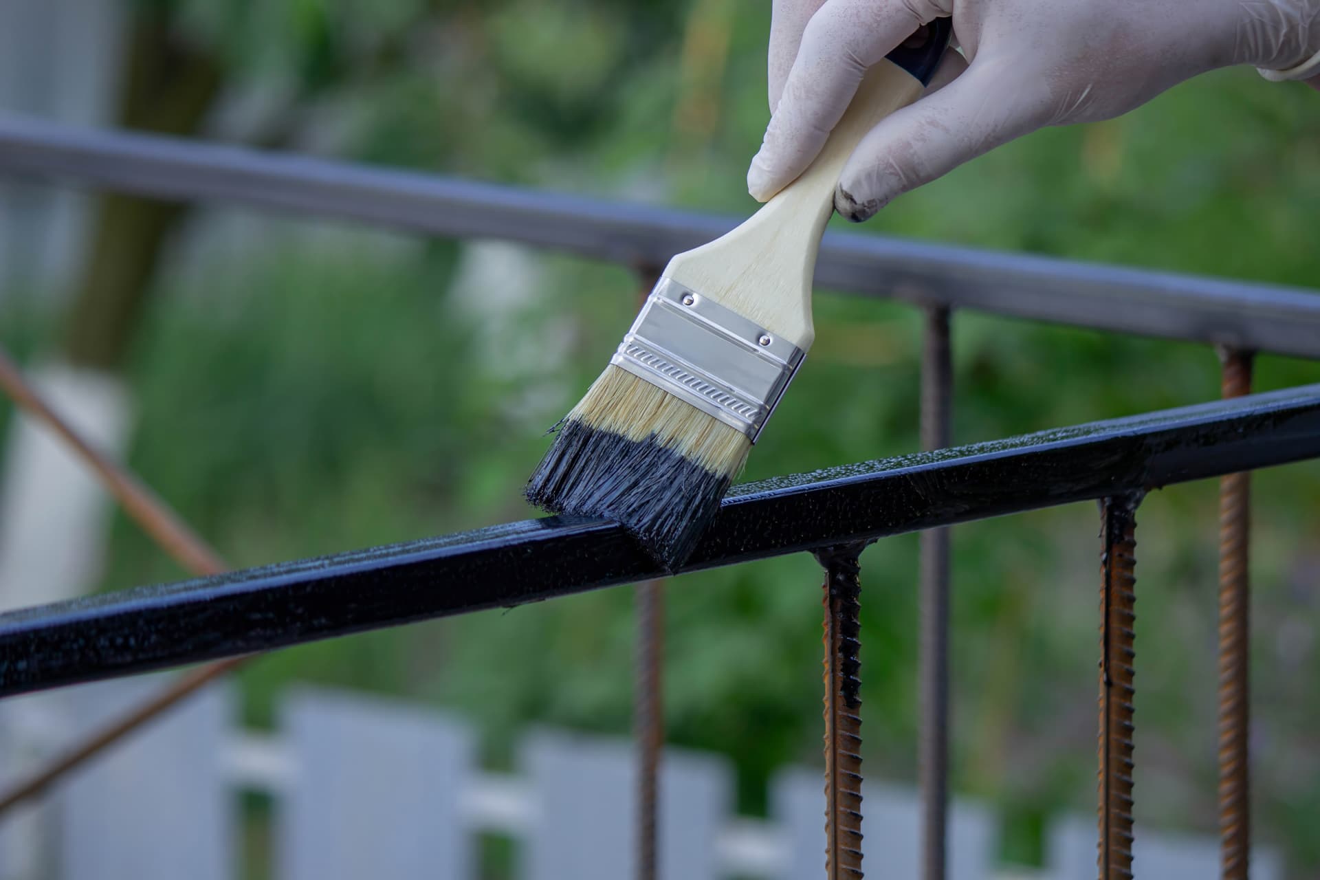 Application d’une peinture technique anticorrosion et antirouille sur une barrière.