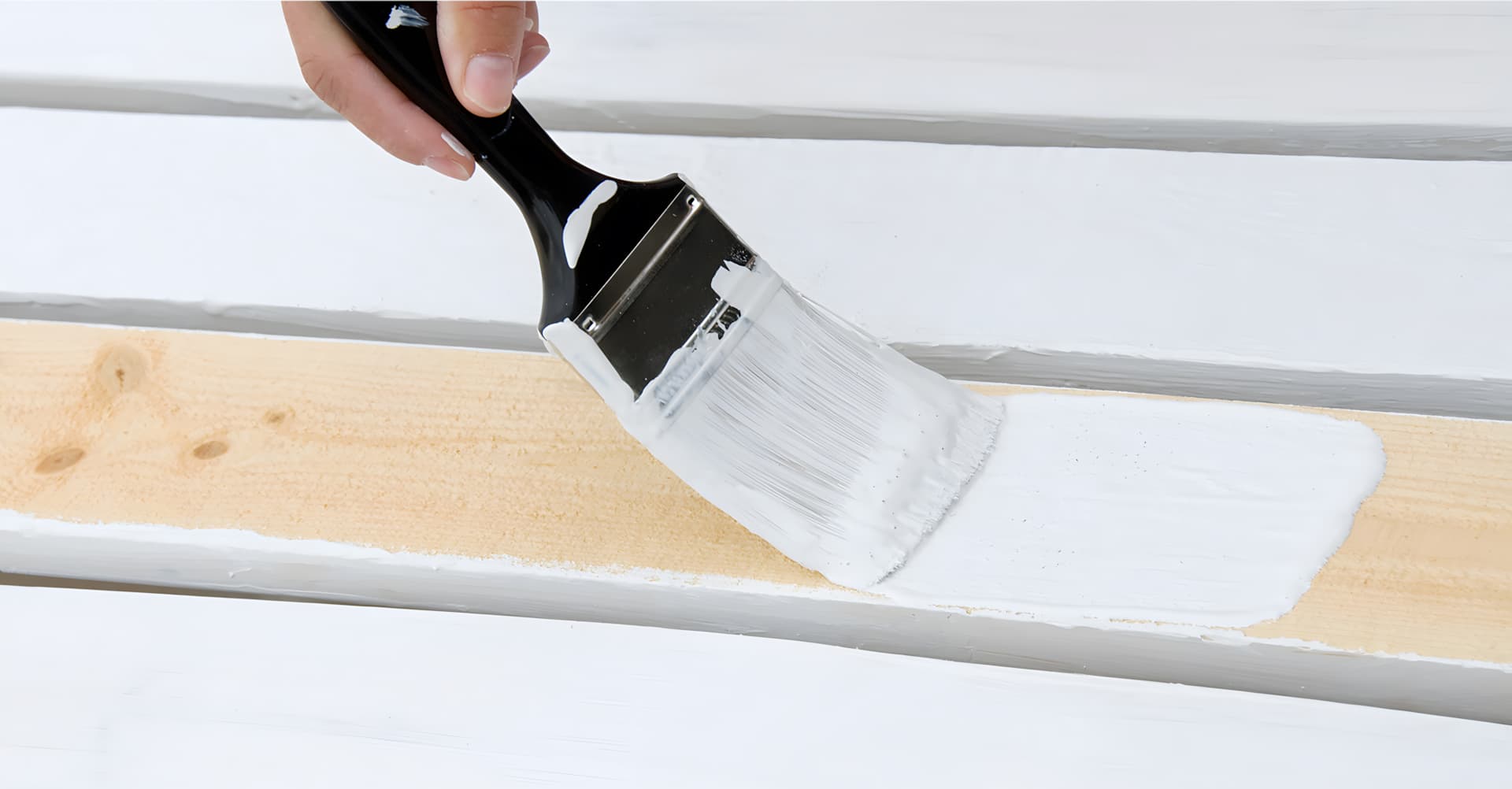 Application au pinceau d’une lasure, produit extérieur pour le protéger le bois.