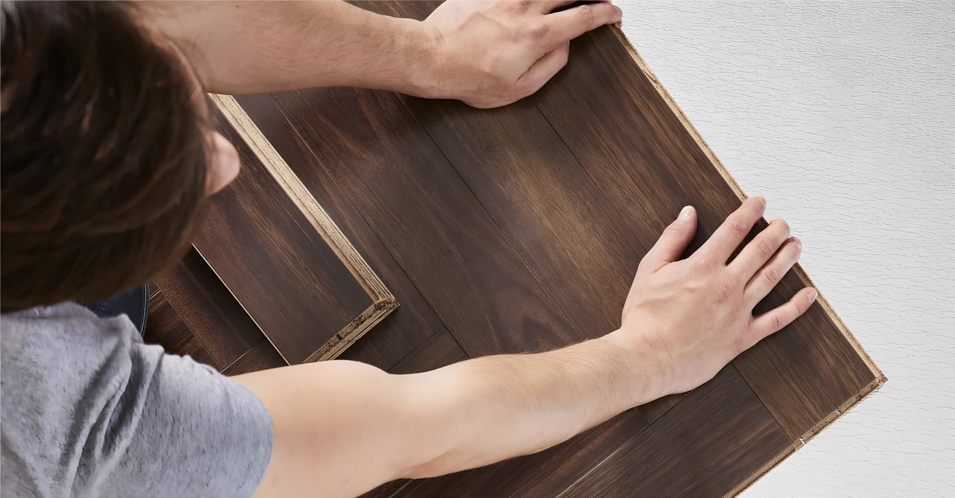 Pose d’un parquet stratifié à clipser.