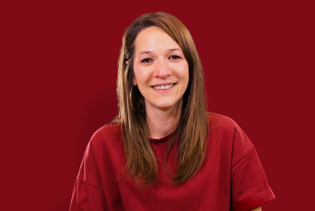 Tiphanie, conseillère carrelage dans notre magasin Cap Color à Grenoble.